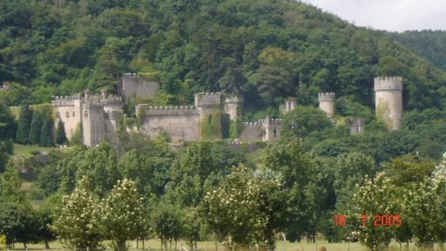 Photo "Gwrych Castle is a 19th century mock castle near Abergele in Conwy County Borough, Wales." by Dot Potter (Creative Commons Attribution-Share Alike 2.0) / Cropped from original