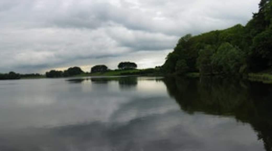 Photo "Talkin Tarn Country Park" by Les Hull (CC BY-SA) / Cropped from original