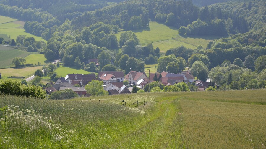 Photo "The village of Niederorke as seen from the East." by Murifex (Creative Commons Attribution-Share Alike 3.0) / Cropped from original