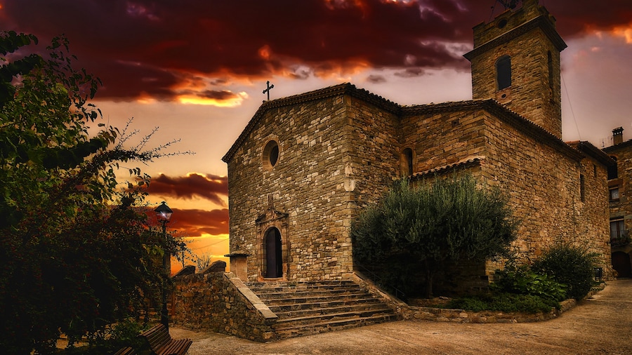 Photo "Saint Mary Church in Santa Maria d'Oló, Bages, Barcelona, Cataluña, Spain." by José Luis Mieza (Creative Commons Attribution 2.0) / Cropped from original