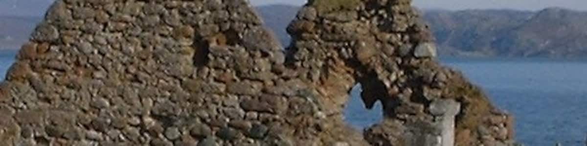 Photo "Laide Ruined Chapel" by C Page (Creative Commons Attribution-Share Alike 2.0) / Cropped from original