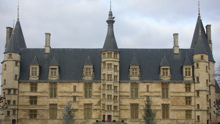 Photo "Palais Ducal de Nevers" by Francesco Rossi (Creative Commons Attribution-Share Alike 3.0) / Cropped from original