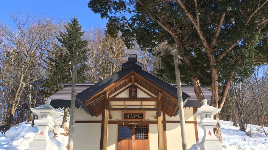 Photo "Honden at Yobito Shrine (Yobito-jinja) in Abashiri City, Hokkaido, Japan" by Inari 163 (page does not exist) (Creative Commons Attribution-Share Alike 4.0) / Cropped from original