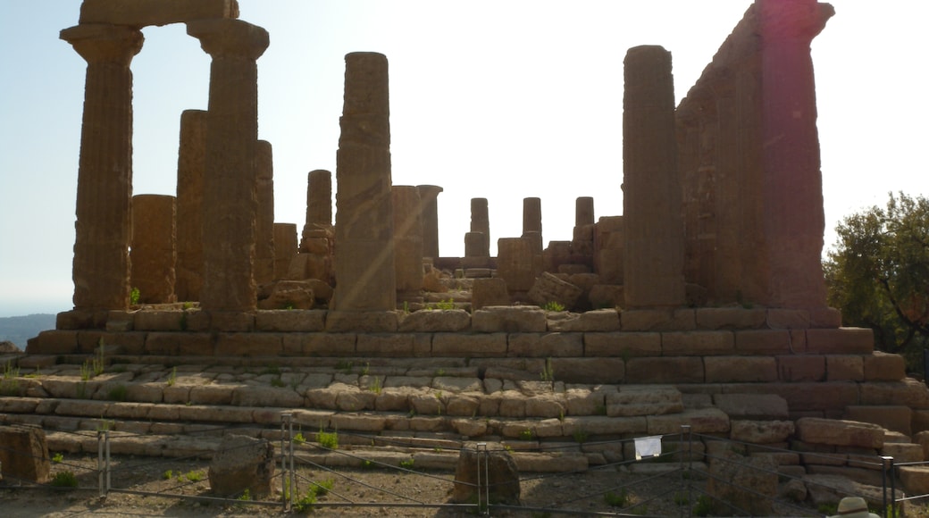 Foto “Templo de Juno Lacinia” tomada por Jerome Bon (CC BY); recorte de la original
