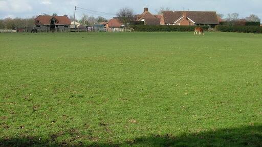 Foto „Aston“ von Robin Hall (CC BY-SA)/zugeschnittenes Original