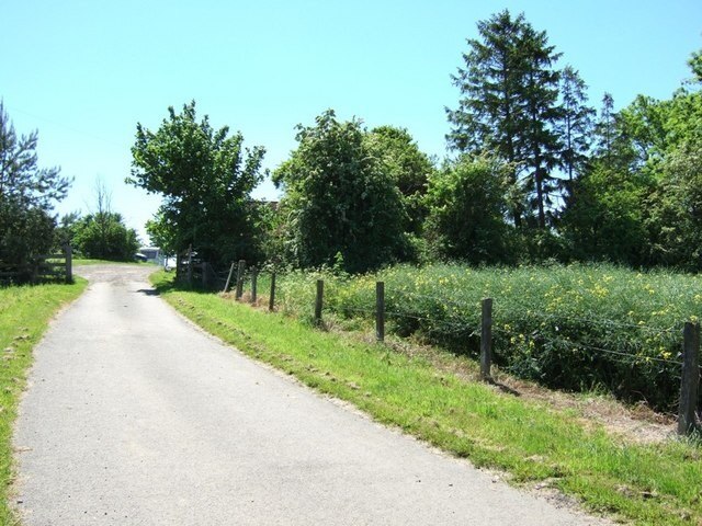 Photo "Aston Abbotts" by Rob Farrow (CC BY-SA) / Cropped from original