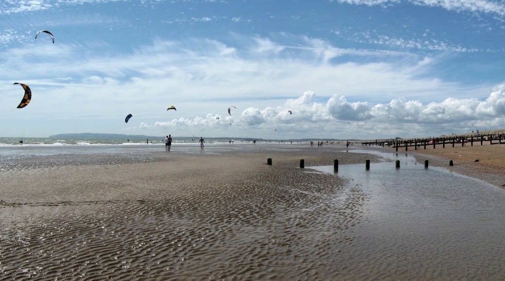 Photo "Winchelsea Beach" by Stanicka Spirk (CC BY-SA) / Cropped from original