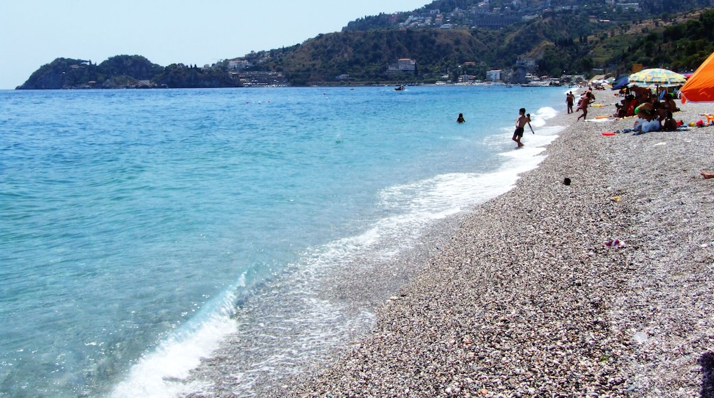 Foto ‘Spiaggia di Mazzeo’ van gnuckx (CC BY) / bijgesneden versie van origineel