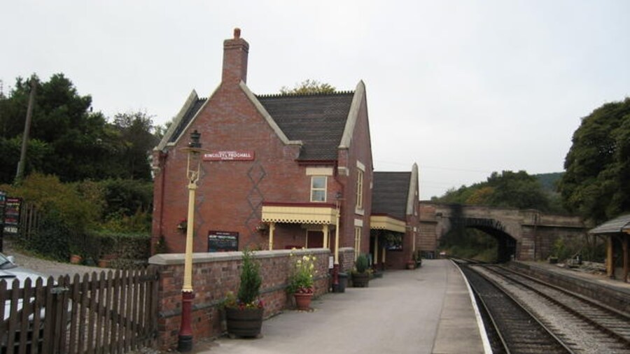 Photo "Kingsley & Froghall Station The award winning reconstructed station on the Churnet Valley Railway (CVR). Pretty well all that remained here after Beeching's Axe had wreaked havock was one track and the bridge. The platforms and station building have all been rebuild by the CVR http://www.churnet-valley-railway.co.uk/ to create this period view." by David Stowell (Creative Commons Attribution-Share Alike 2.0) / Cropped from original