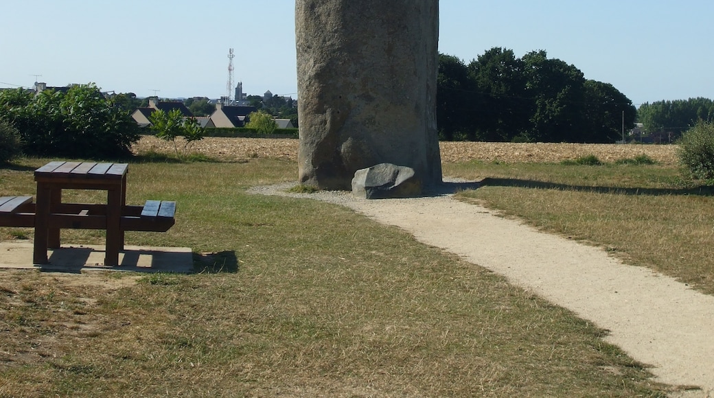 « Menhir du Champ-Dolent», photo de Elliesram13 (page does not exist) (CC BY-SA) / rognée de l’originale
