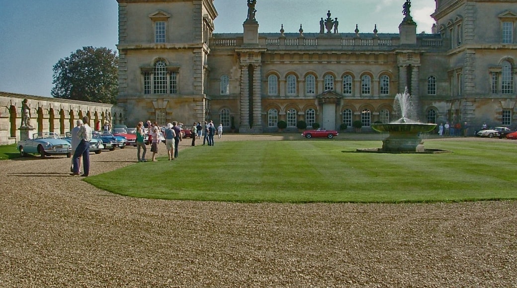 Photo "Grimsthorpe Castle" by Mark Holland (CC BY-SA) / Cropped from original