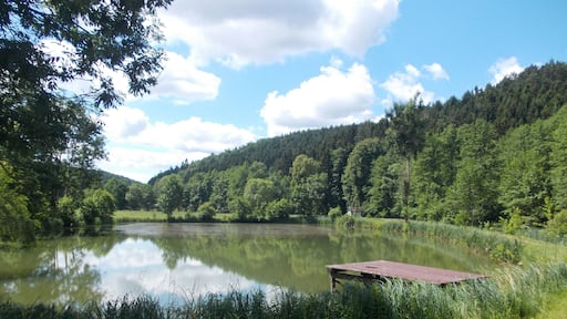 Kuva ”Hügelland” käyttäjältä Jwaller (CC BY-SA) / rajattu alkuperäisestä kuvasta
