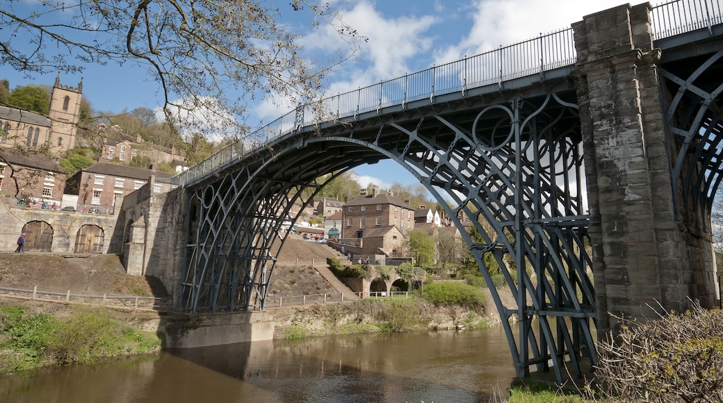 Photo "Iron Bridge" by Bs0u10e0 (CC BY-SA) / Cropped from original