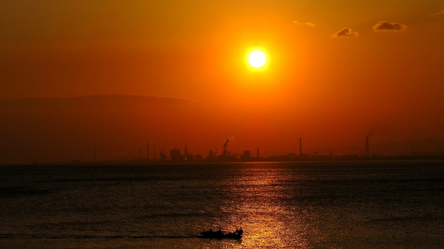 Photo "別府湾からの朝日" by certified (Creative Commons Attribution 3.0) / Cropped from original