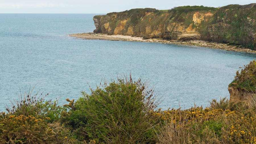Photo "Coast line est seen from Pointe du Hoc, Calvados, Normandy, France." by undefined (Creative Commons Zero, Public Domain Dedication) / Cropped from original