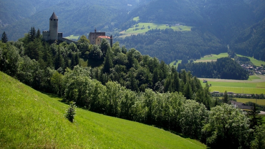 Photo "Sprechenstein Castle in South Tyrol This media shows the cultural heritage monument with the number 14853 in South Tyrol." by holger mohaupt (Creative Commons Attribution-Share Alike 3.0) / Cropped from original