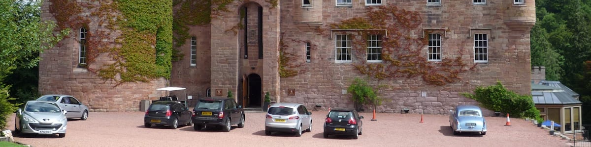 Photo "The west front of Dalhousie Castle near Bonnyrigg, Midlothian, Scotland. More images." by RHaworth (Creative Commons Attribution 2.5) / Cropped from original