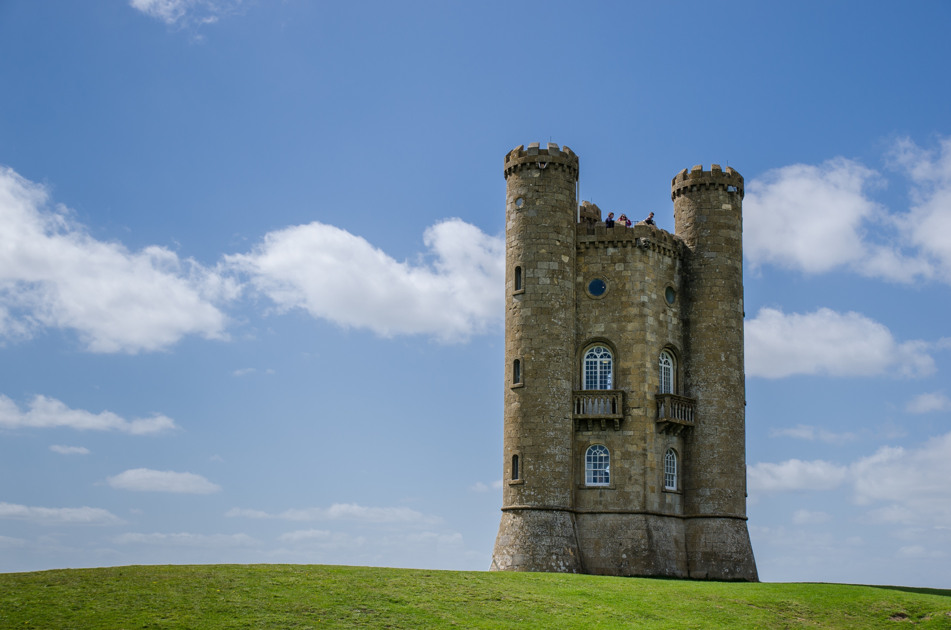 Broadway Tower Wikidata has entry Q208234 with data related to this item.