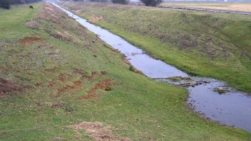 Foto “Deeping del Oeste” tomada por Rodney Burton (CC BY-SA); recorte de la original