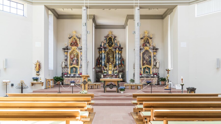 Photo "Bilder der katholischen Kirche St. Blasius in Wolfenweiler Blick in die Kirche Richtung Altar" by Joergens.mi (Creative Commons Attribution-Share Alike 3.0) / Cropped from original