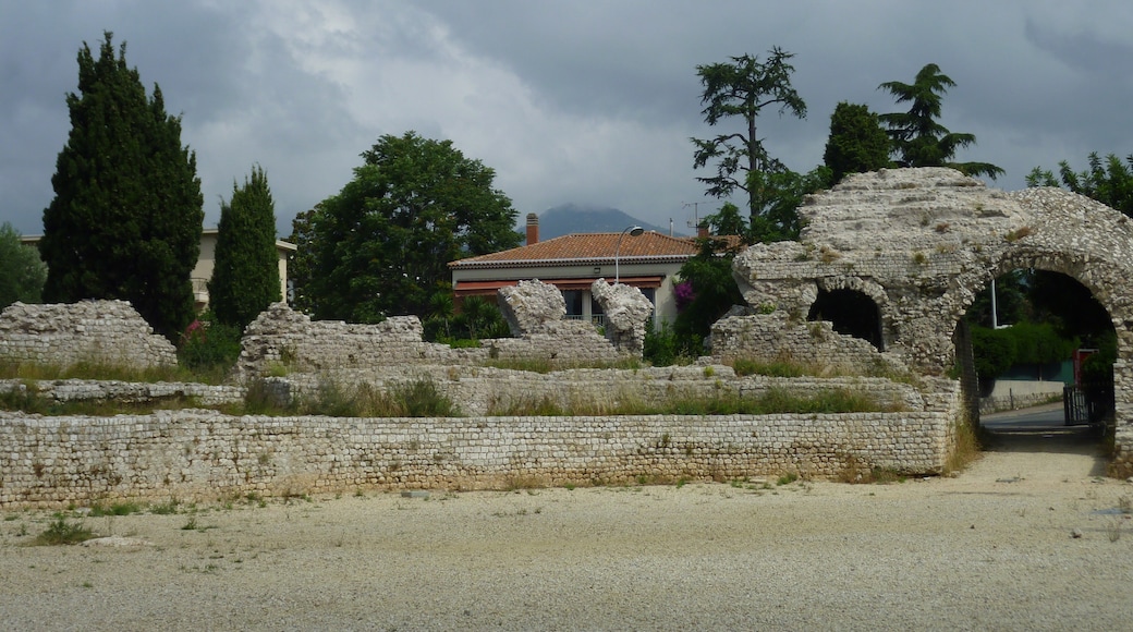 Foto „Amphitheater von Cimiez“ von Miniwark (CC BY-SA)/zugeschnittenes Original