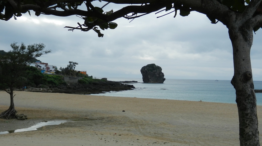 Photo "Sail Rock Beach" by lienyuan lee (CC BY) / Cropped from original
