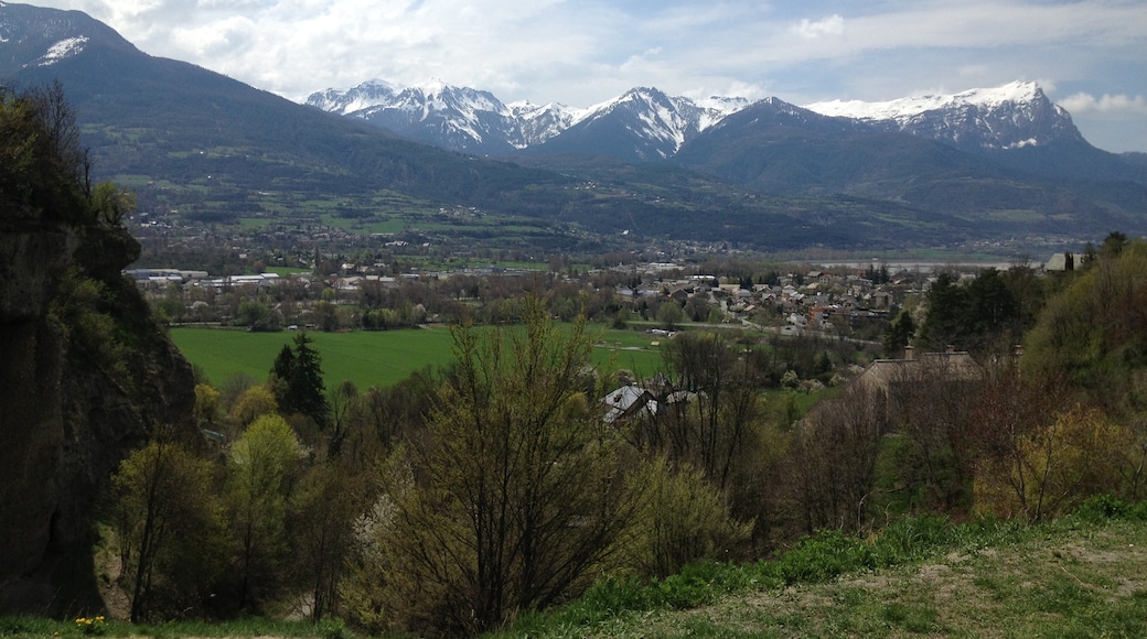 Photo "Embrun" by Benoît Prieur (CC BY-SA) / Cropped from original