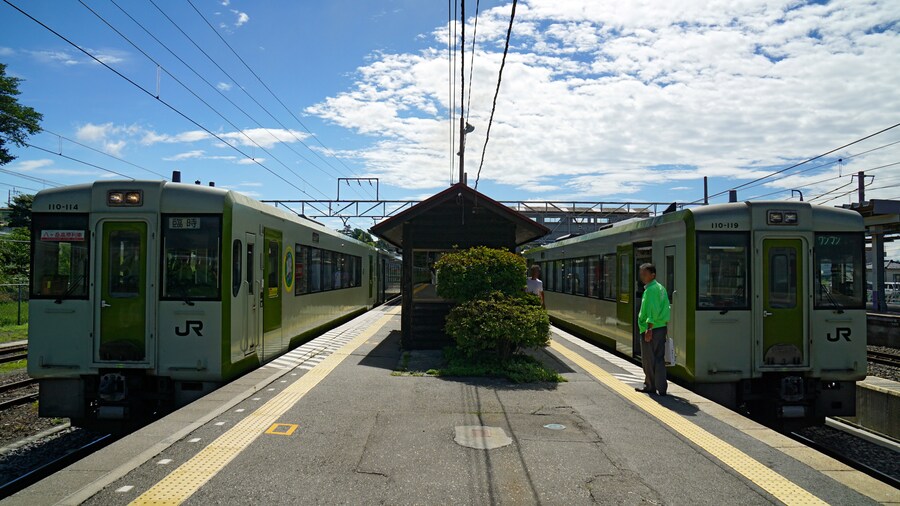 Photo "JR East KiHa 110 series DMUs on Koumi Line services at Kobuchizawa Station in Hokuto, [Yamanashi Prefecture, Japan" by 663highland (Creative Commons Attribution 2.5) / Cropped from original