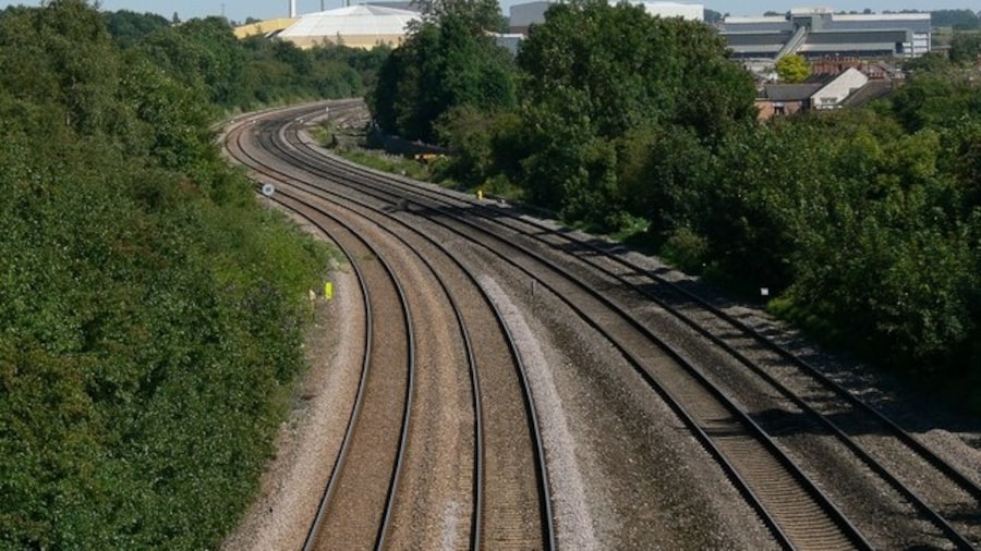 Photo "The Ivanhoe Line Railway line running through Barrow upon soar, viewed from Grove Lane Bridge." by Mat Fascione (Creative Commons Attribution-Share Alike 2.0) / Cropped from original