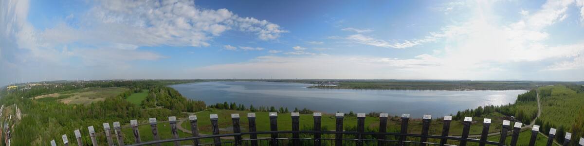 Photo "Panoramablick über den Cospudener See vom Aussichtsturm auf der Bistumshöhe im Mai 2015" by undefined (Creative Commons Zero, Public Domain Dedication) / Cropped from original