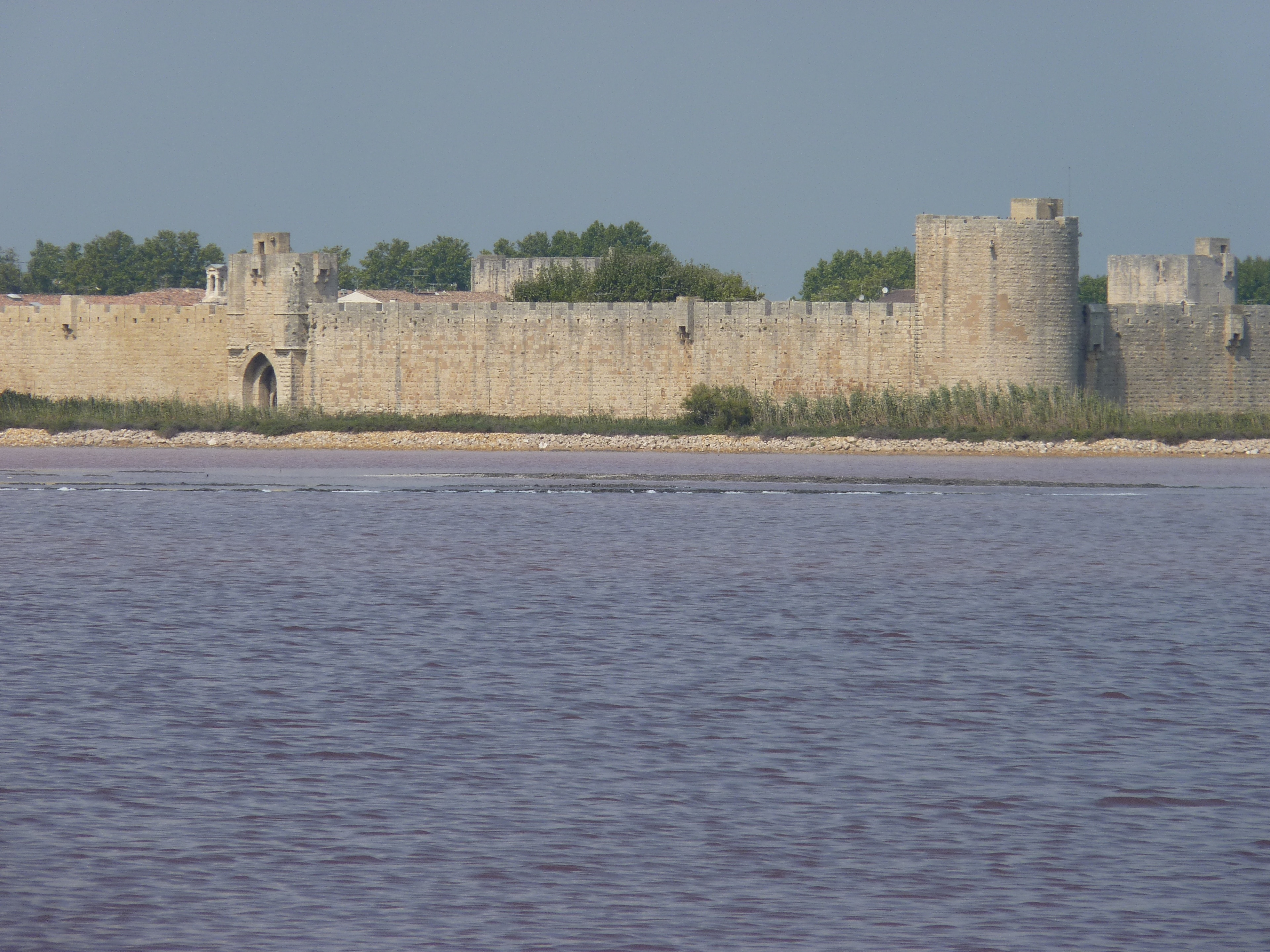 Foto "<h2>Los alojamientos para familias mejor calificados en Aigues-Mortes</h2> " por Sorcier (page does not exist) (CC BY-SA) / Recortada de la original