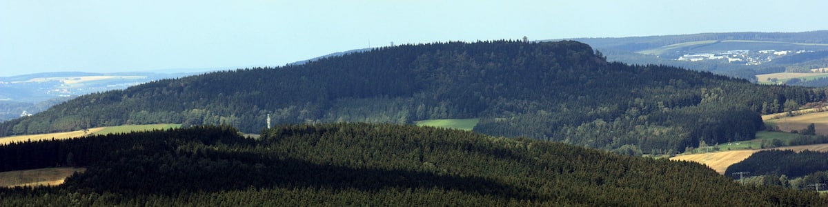 Photo "Bärenstein, view from Bärenstein to the mountain Scheibenberg" by Dguendel (page does not exist) (Creative Commons Attribution 3.0) / Cropped from original