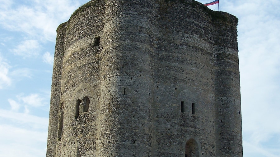 Photo "Keep tower of Houdan (Yvelines, France)" by Henrysalome (Creative Commons Attribution 2.5) / Cropped from original