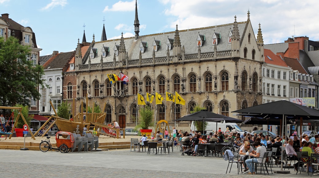 Foto ‘Stadhuis van Kortrijk’ van MJJR (CC BY) / bijgesneden versie van origineel
