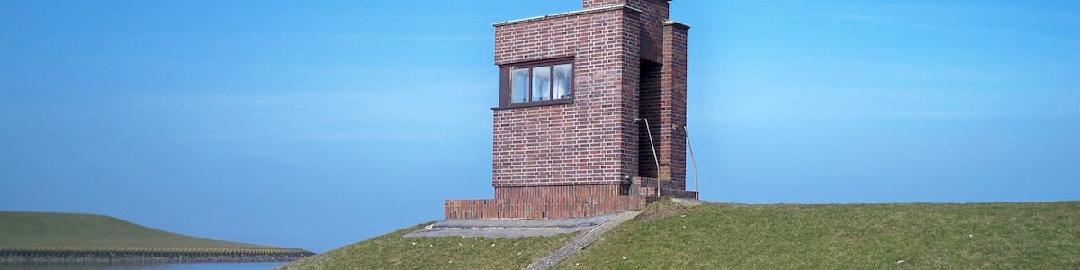 Photo "Pegel im Hafen von Dangast" by Ein Dahmer (Creative Commons Attribution-Share Alike 3.0) / Cropped from original