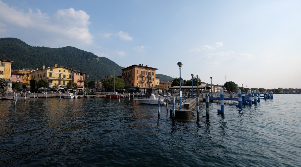 Photo "Iseo" by Ben Bender (CC BY-SA) / Cropped from original