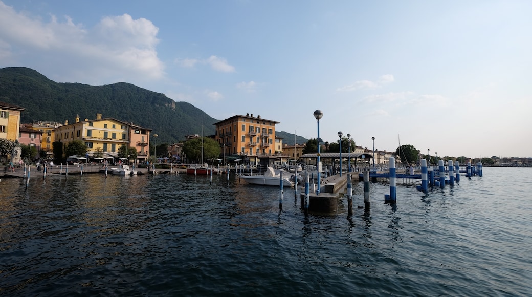 Photo "Iseo" by Ben Bender (CC BY-SA) / Cropped from original