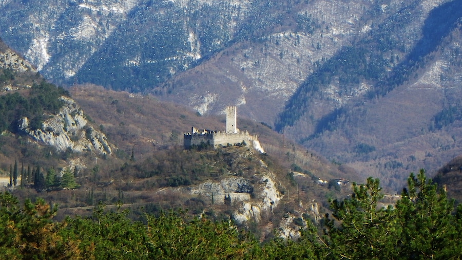 Photo "Castel Drena - XII sec" by giovanni bidi (Creative Commons Attribution 3.0) / Cropped from original