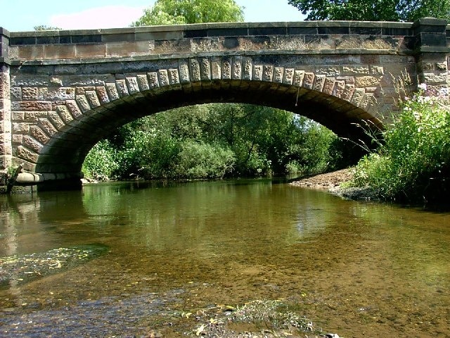 Foto "Sproston" de Stephen Burton (CC BY-SA) / Recortada do original