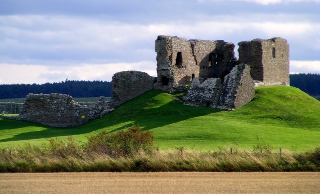 Duffus Castle First built in 1150 and abandoned in 1705. For 555 years it served as a fortress - residence. During that time Duffus Castle underwent many changes, the most radical being the replacement of the original earth and timber castle by one of stone and lime.