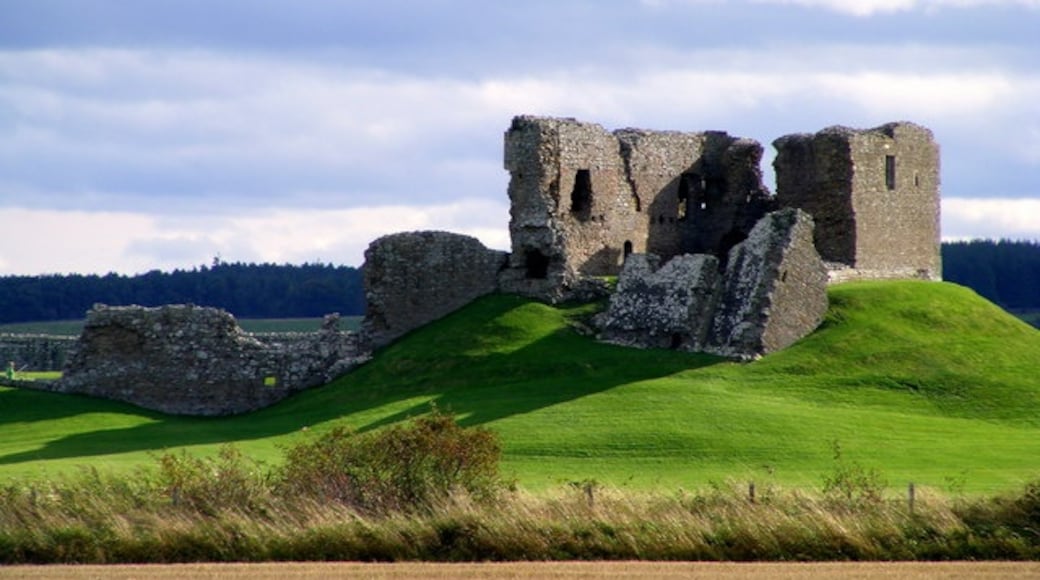 Photo "Duffus Castle" by Ann Harrison (CC BY-SA) / Cropped from original