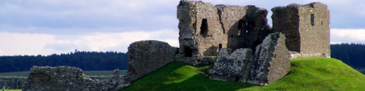 Photo "Duffus Castle First built in 1150 and abandoned in 1705. For 555 years it served as a fortress - residence. During that time Duffus Castle underwent many changes, the most radical being the replacement of the original earth and timber castle by one of stone and lime." by Ann Harrison (Creative Commons Attribution-Share Alike 2.0) / Cropped from original