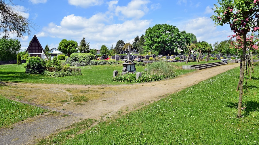 Photo "Der Friedhof in Fronhausen" by Hydro (Creative Commons Attribution-Share Alike 4.0) / Cropped from original