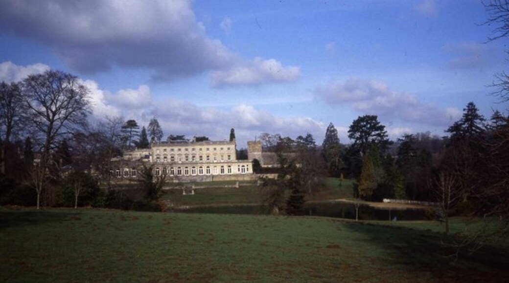 Kuva ”Cowley” käyttäjältä Trevor Rickard (CC BY-SA) / rajattu alkuperäisestä kuvasta