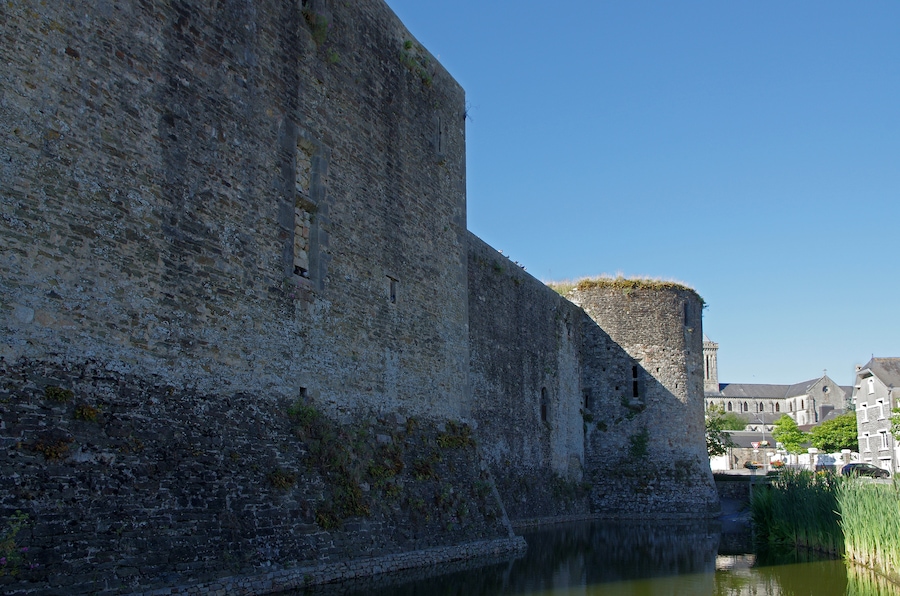Bricquebec-en-Cotentin (Manche) Le château médiéval de Bricquebec. L'imposant front sud avec le « bastion plat », la courtine et l'imposante tour de l'Epine. La tradition attribue la fondation du fort au viking Anslech*, au début du Xe siècle. Anslech serait à l'origine de la lignée des Bertran(d)* qui restera propriétaire de Bricquebec jusqu'au XIVe siècle. Par mariage, le château et la baronnie de Bricquebec passent à la famille Paisnel*, qui possédait aussi le château de Hambye (Manche). Par mariage,toujours, le domaine passera dans la famille d'Estouteville*. Donné par Henry V au Comte de Suffolk en 1418, il sera rendu en 1450 à Louis II d'Estouteville. Dans le second quart du XVIe siècle, les Estouteville, barons de Bricquebec abandonneront l’ancienne forteresse des Bertran pour s’établir dans le Château de Galleries, édifié à proximité, suivant les règles de la Renaissance italienne. Anslech dit Anslech de Bricquebec était un proche de Guillaume Longue-Epée. Guillaume Ier de Normandie Longue-Épée, est considéré par les historiens comme étant le deuxième duc de Normandie. Il est en réalité "jarl" des Normands de la Seine. Le jarl est l'équivalent du comte. En 940 Guillaume Longue-Epée, prêtera «hommage en marche» (seulement pour les terres frontalières) au roi carolingien Louis IV d’Outremer (roi des Francs). Après la mort de Guillaume Longue-Epée, assassiné à Picquigny (dans la Somme) en décembre 942, Anslech de Bricquebec fera partie du conseil de régence, le fils de Guillaume, Richard, n'ayant que dix ans. Dans la lignée des Bertran(d) : - Robert Ier de Bricquebec (1045-1082), dit "Robertus Tortus" (le "tordu": Bossu? Boiteux?) fait partie de ceux qui ont pris part à la conquête de l'Angleterre en 1066 (Chronique de Normandie, basée sur le Roman de Rou), aux côtés de Guillaume le Conquérant. - Robert II, fils du précédent, aurait participé à la prise de Jérusalem lors de la première croisade. Robert Bertrand IIème du nom, baron de Briquebec, fut tué en une rencontre dans un vallon près la rivière d'Orne en 1138, dans une bataille opposant les partisans de Mathilde et de Geoffroy Plantagenêt à ceux d'Etienne de Blois. - Robert IV Bertran de Bricquebec, signera en 1197 une alliance avec Richard Coeur de Lion contre le roi de France. Tous ses biens seront donc confisqués lors du rattachement de la Normandie au domaine royal français (1204) par Philippe Auguste. - Robert V Bertran de Bricquebec aurait rendu hommage au roi de France (1207). Il aurait participé à la bataille de Bouvines (1214) et accompagné le dauphin, futur Louis VIII, en Angleterre (les barons révoltés contre Jean-sans-Terre avaient proposé la couronne d'Angleterre au dauphin Louis). - Robert VII ou VIII (1273-1348), sera nommé maréchal de France en 1325. Il fera une carrière diplomatique et militaire sous Philippe V le Long, Charles IV le Bel, et Philippe VI de Valois. - Robert IX, fils du précédent, sera tué à la bataille de Crécy en 1346, son frère Guillaume Bertran sera tué dans la bataille de Mauron le 14 août 1352 (Chroniques des règnes de Jean II Charles V). Guillaume VI Paynel (mort en 1361), seigneur de Hambye, épouse vers 1340 (contrat de mariage du 2 juin 1338) Jeanne Bertrand dite l'Ainée, baronne de Bricquebec. Jeanne Paynel, dame de Hambye, Bricquebec, Moyon, Chantelou et Gacé épouse en 1414 Louis d'Estouteville, capitaine du Mont-Saint-Michel et qui sera sénéchal de Normandie. Ils auront 2 enfants dont Jean qui deviendra seigneur de Bricquebec et également capitaine du Mont-Saint-Michel. fmg.ac/Projects/MedLands/NORMAN NOBILITY.htm fr.wikipedia.org/wiki/Famille_Paynel www.wikimanche.fr/Ch%C3%A2teau_de_Bricquebec www.patrimoine-normand.com/index-fiche-29730.html