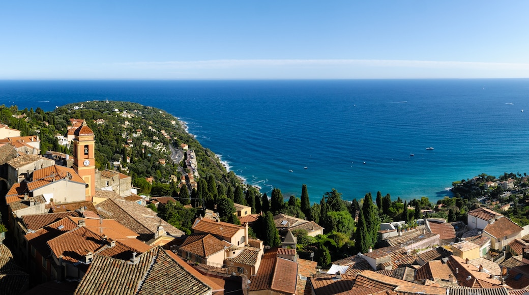 « Vieille ville de Roquebrune-Cap-Martin», photo de XtoF (CC BY-SA) / rognée de l’originale