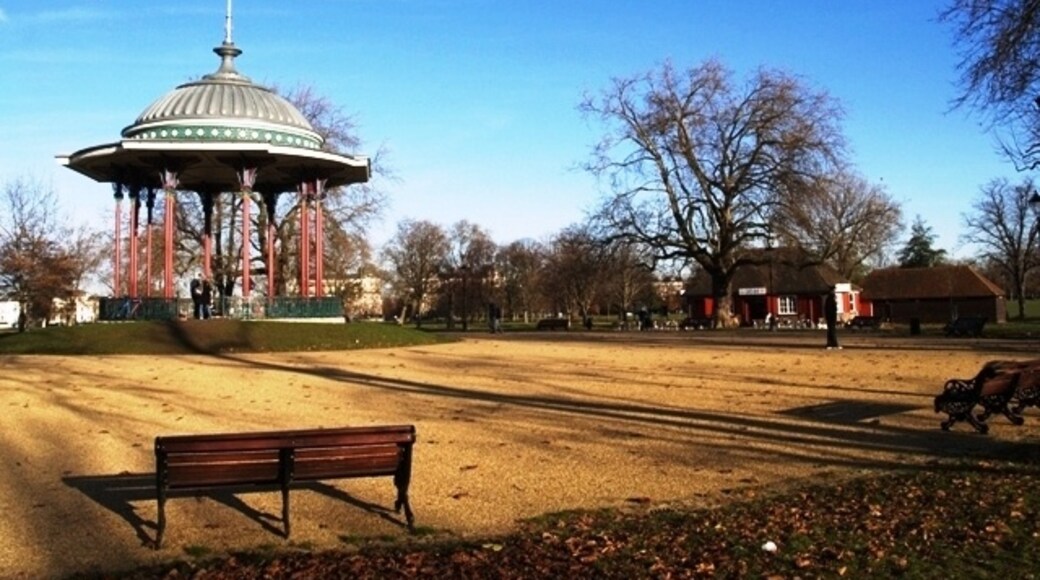 Photo "Clapham Common" by tristan forward (CC BY-SA) / Cropped from original
