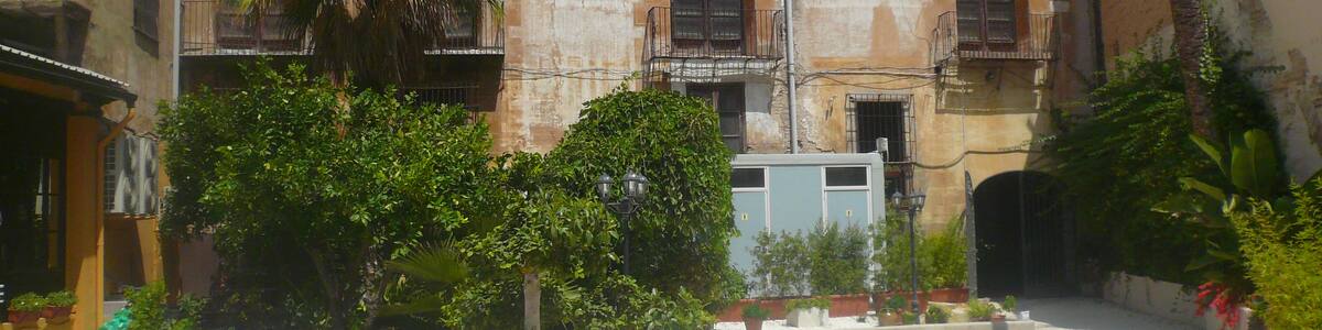 Photo "Col·legi de l'Art Major de la Seda i el seu Hort (València)" by Pere prlpz (Creative Commons Attribution-Share Alike 3.0) / Cropped from original