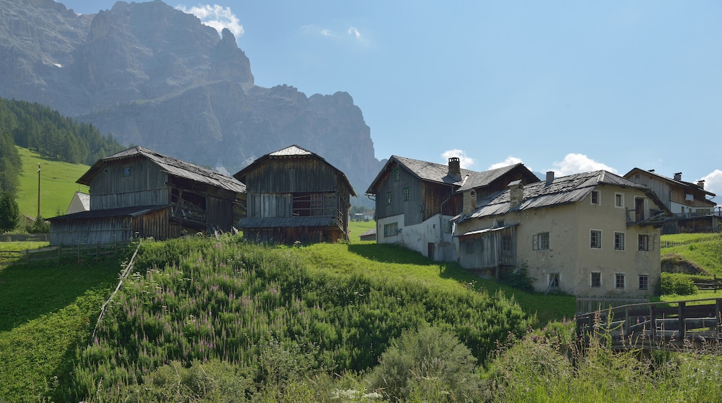 Photo "San Cassiano" by Moroder (CC BY-SA) / Cropped from original