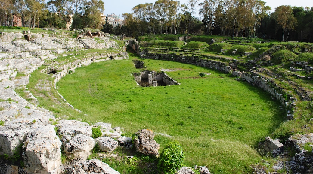 Foto „Römisches Amphitheater von Syrakus“ von Imatges, algunes lle… (CC BY)/zugeschnittenes Original